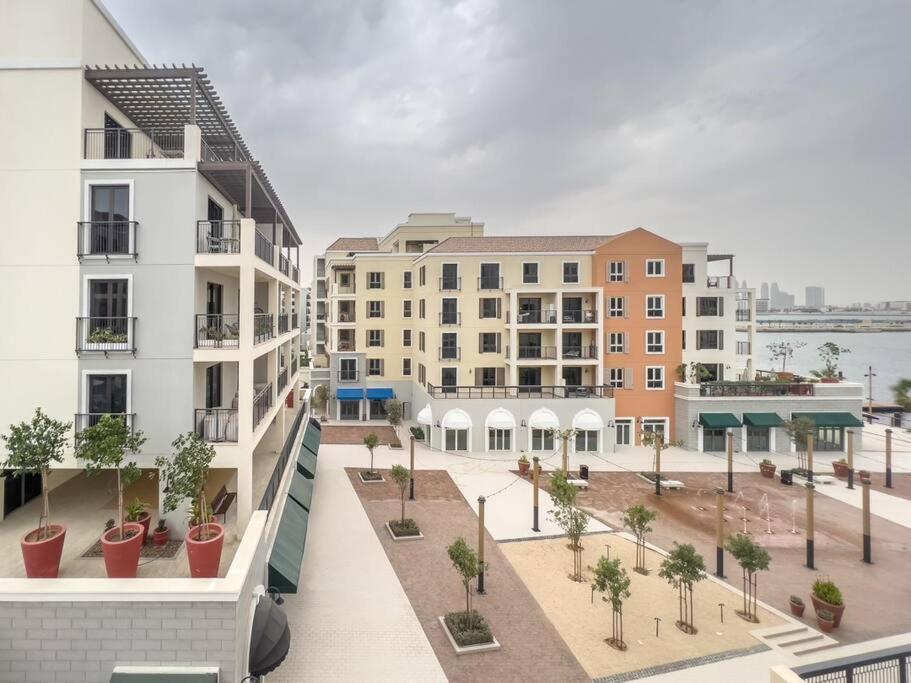 Lovely 2-Bedroom Vacation Home Near Beach Dubai Exterior photo